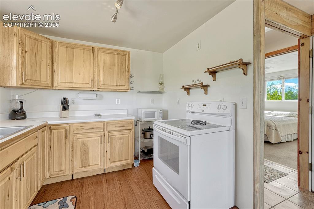 Image 10 of 50: Kitchen