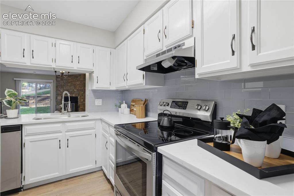 Image 16 of 34: Kitchen