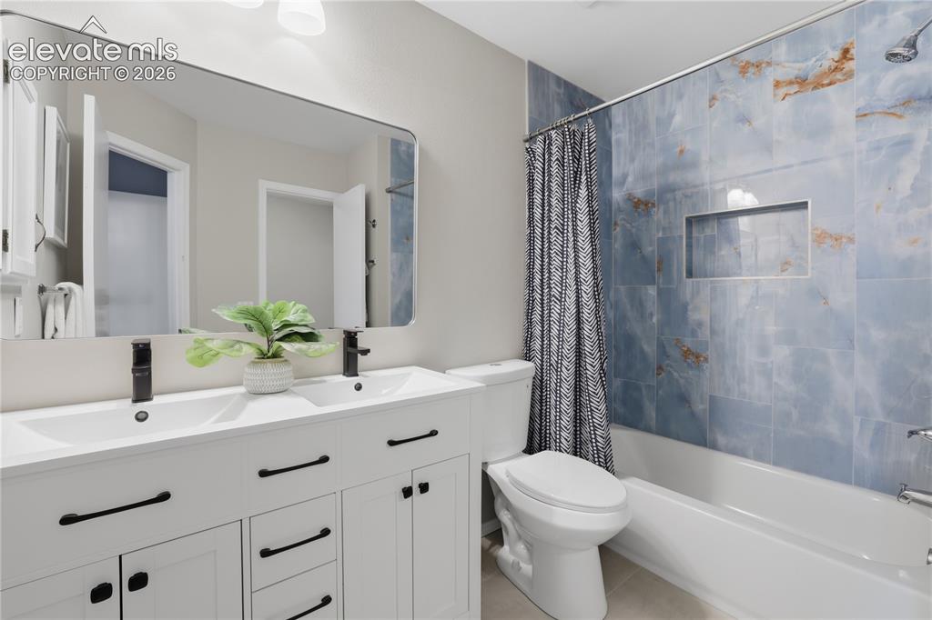 Image 17 of 34: Bathroom