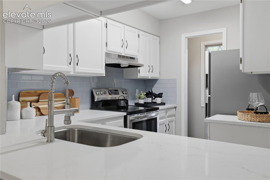 Image 4 of 34: Kitchen