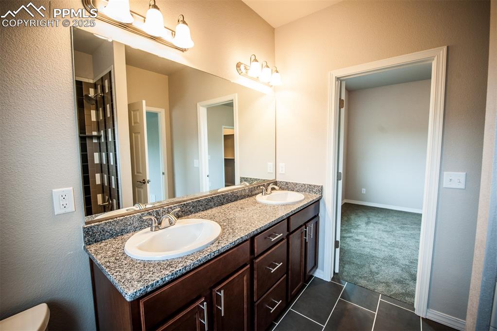 Image 17 of 29: Jack-and-Jill bathroom