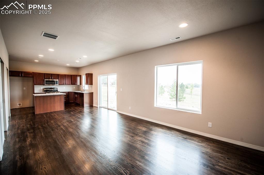 Image 5 of 29: Dining area