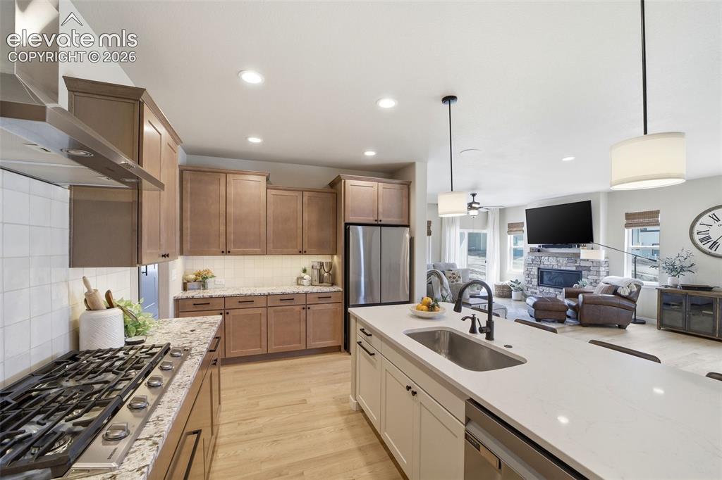 Image 11 of 49: Gas range, single-bowl sink, and timeless design.