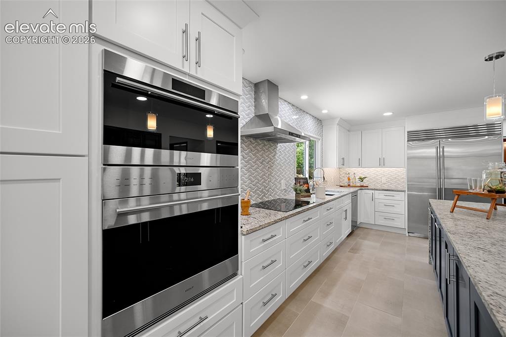 Image 13 of 41: Kitchen