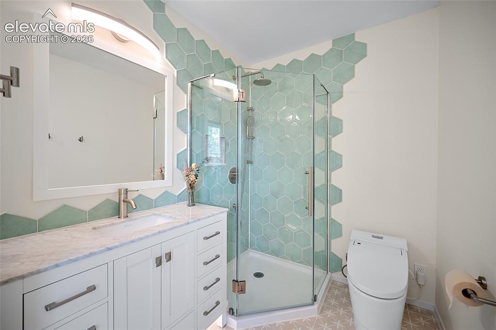 Image 17 of 41: Bathroom