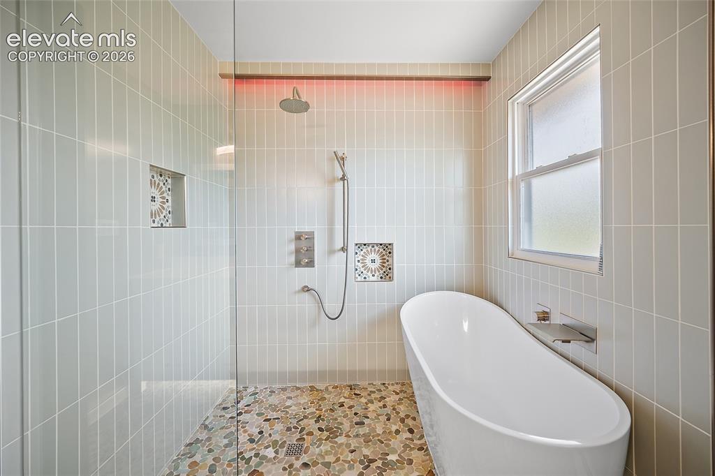 Image 26 of 41: Bathroom