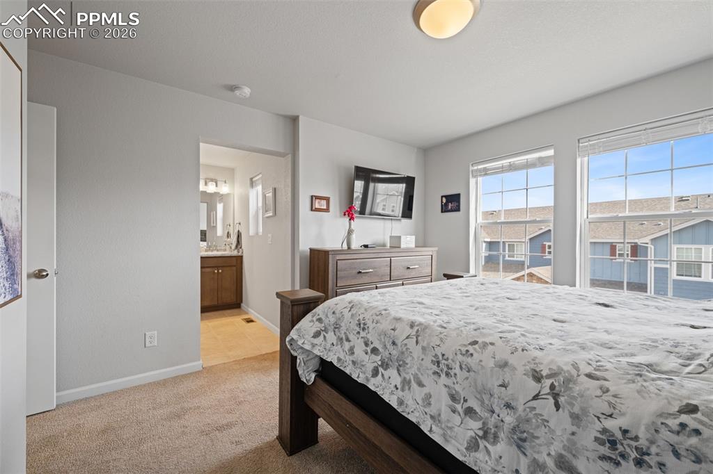 Image 15 of 34: Bedroom