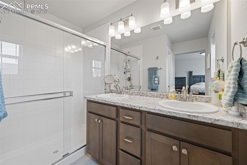 Image 18 of 34: Bathroom