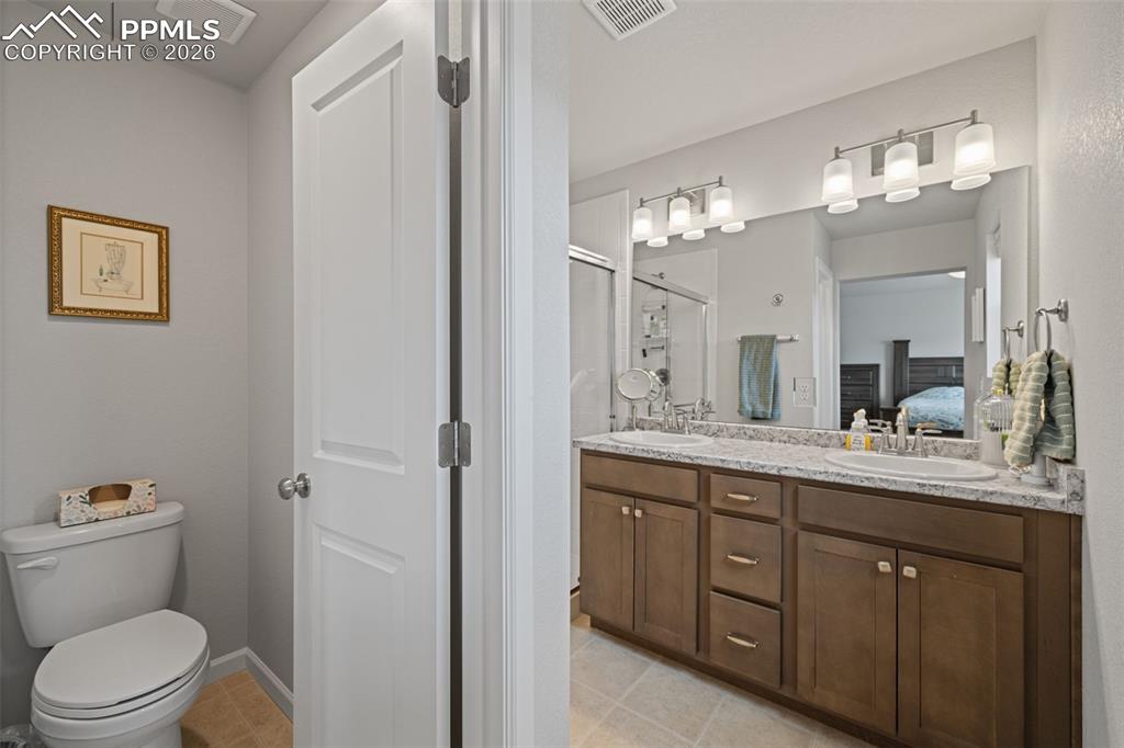 Image 19 of 34: Bathroom