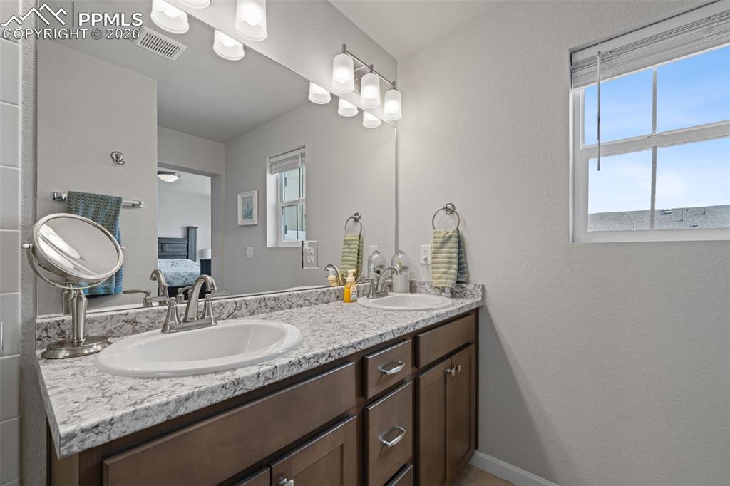 Image 20 of 34: Bathroom