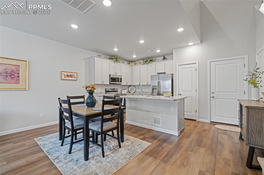 Image 7 of 34: Dining Area