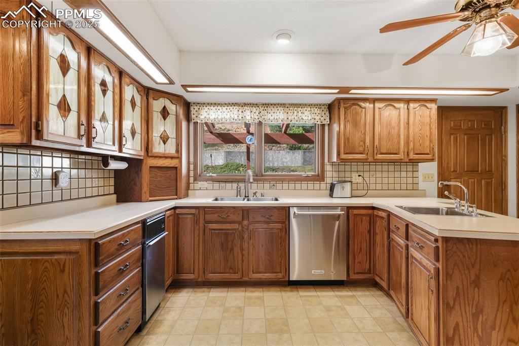 Image 15 of 48: Kitchen