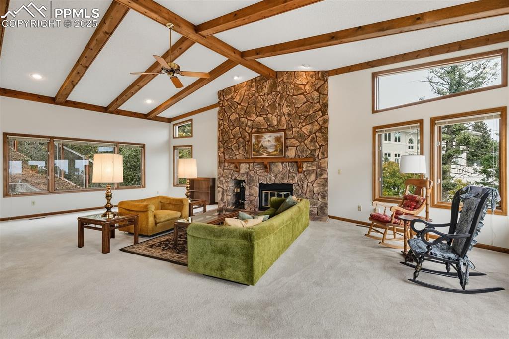 Image 20 of 48: Great Room