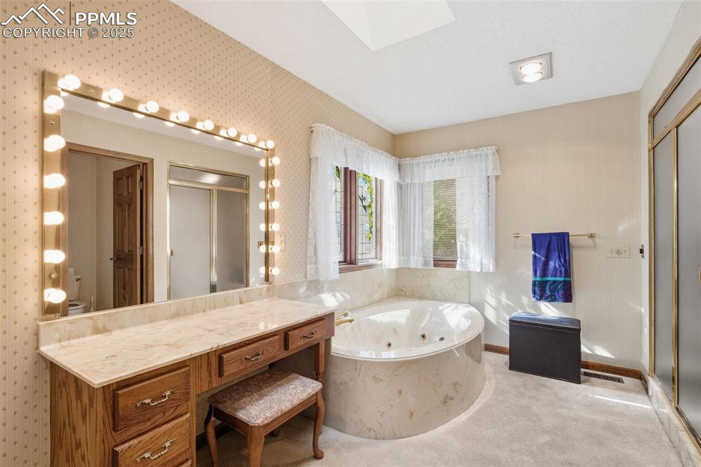 Image 32 of 48: Jetted tub,