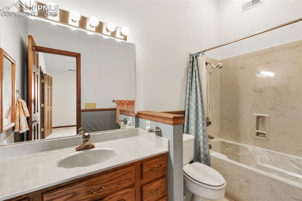 Image 35 of 48: Bathroom