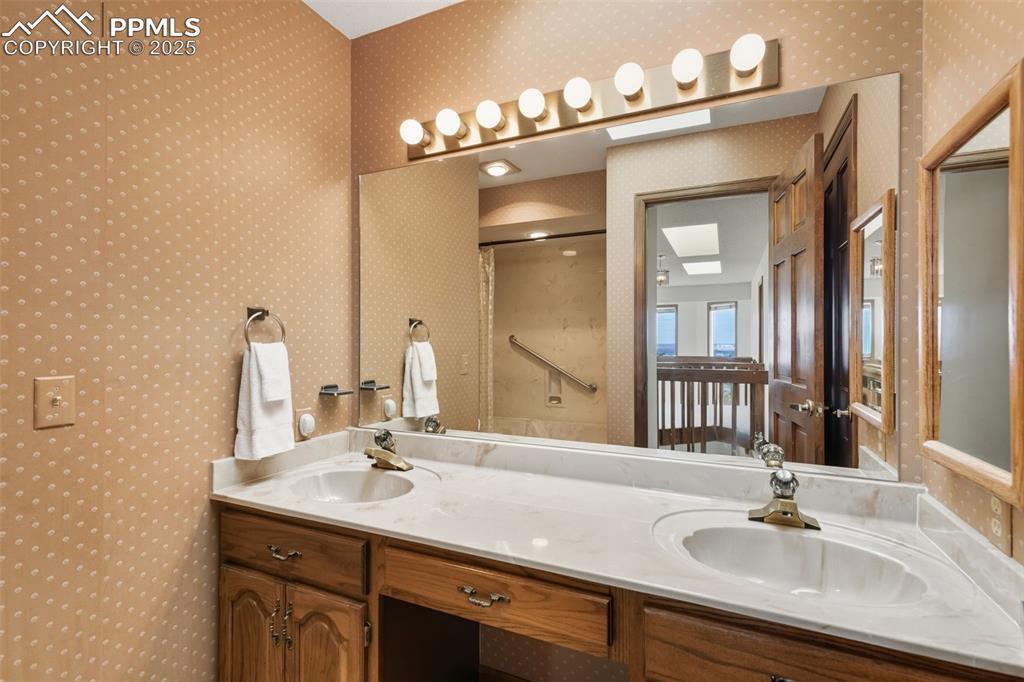 Image 37 of 48: Bathroom