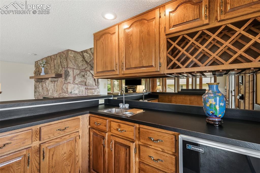 Image 42 of 48: Wet bar