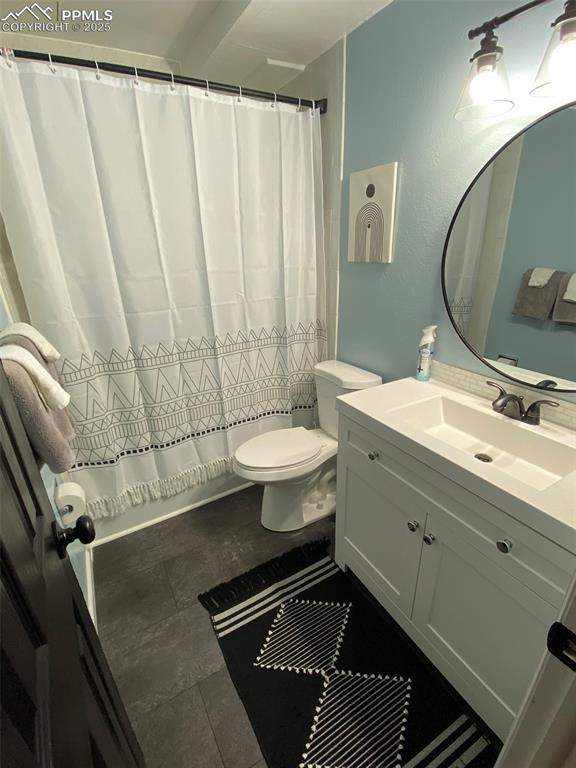 Image 13 of 28: 211-Unit B, Full bath with vanity, shower / bathtub combination with curtai