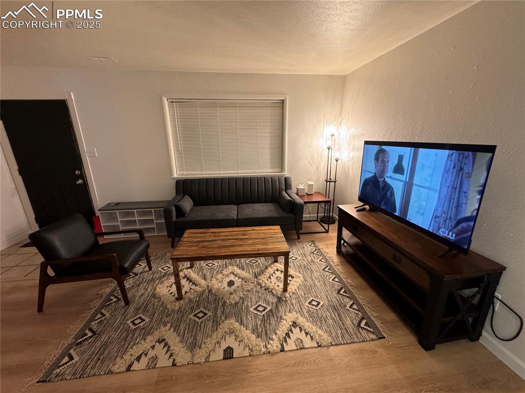 Image 17 of 28: 211-Unic C Living area facing the entrance.