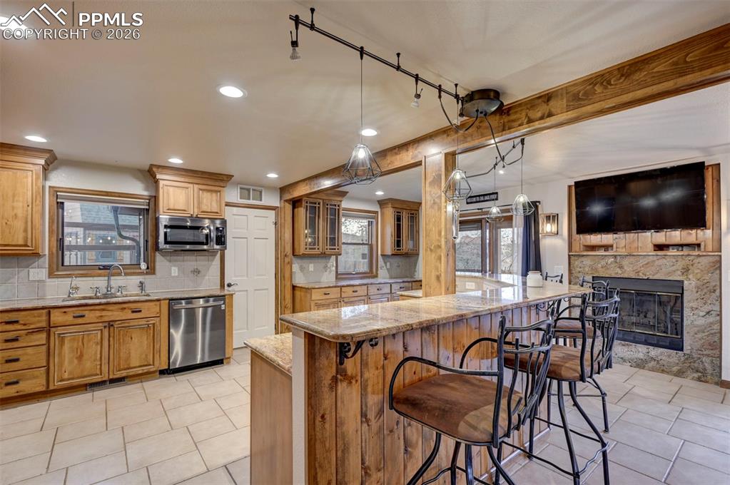 Image 12 of 50: Kitchen