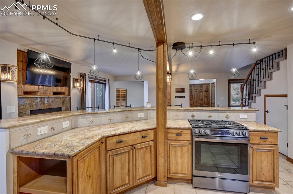 Image 15 of 50: Kitchen