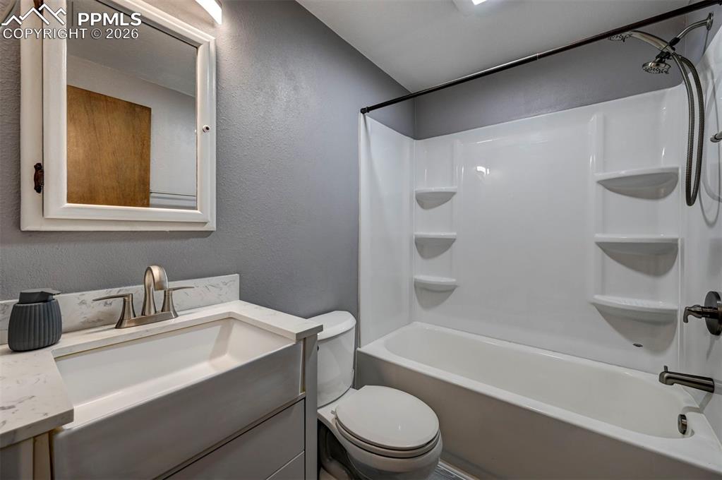 Image 42 of 50: Bathroom