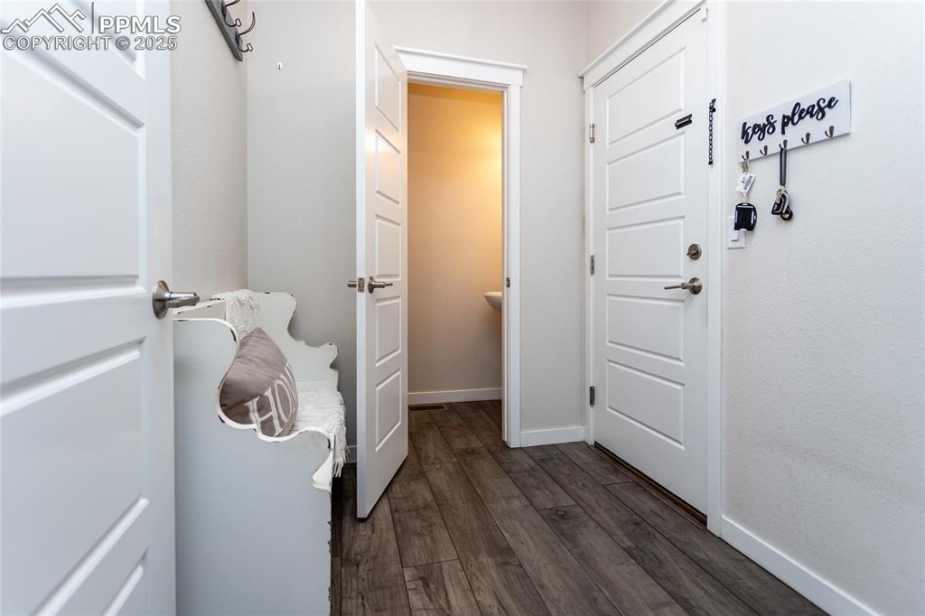 Image 10 of 50: mudroom