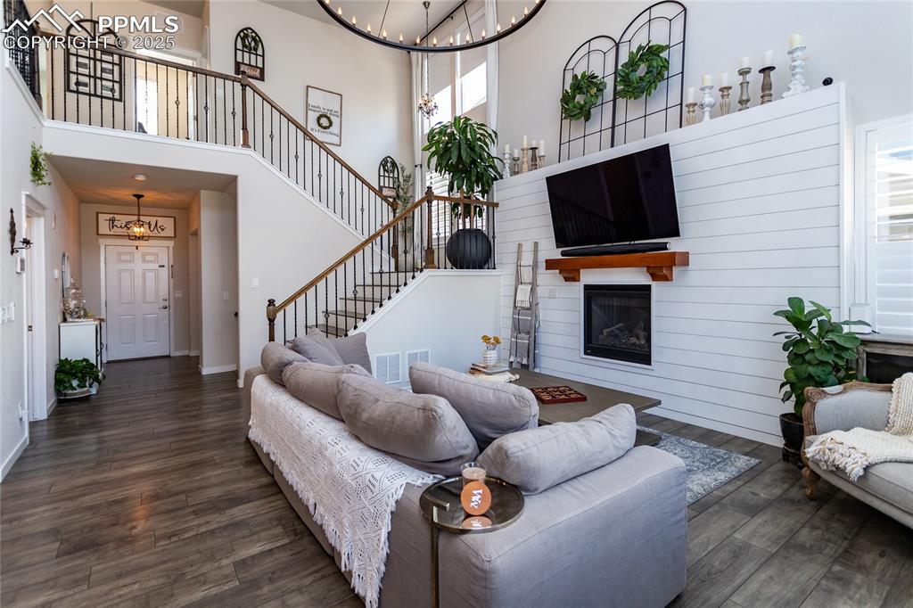 Image 13 of 50: Living Room