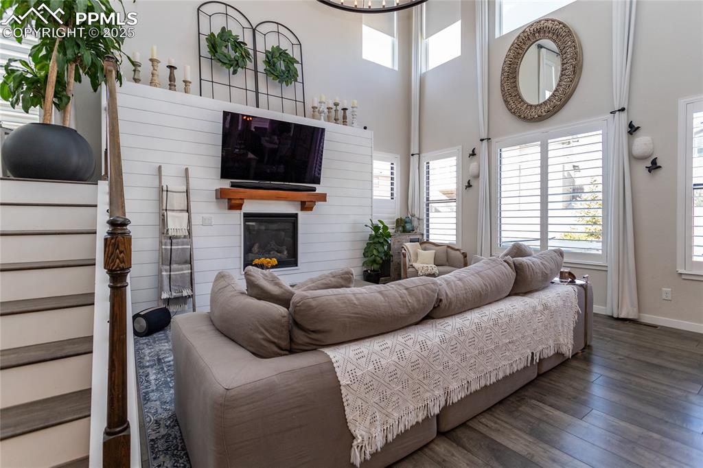 Image 14 of 50: Living Room