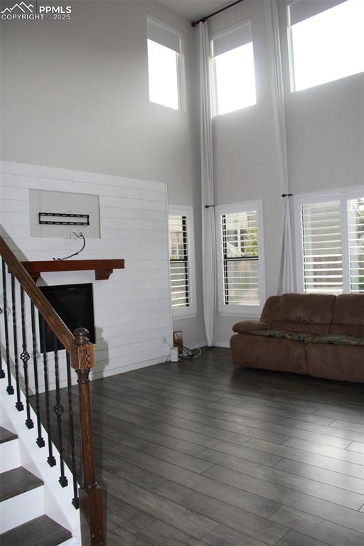 Image 15 of 50: Living Room