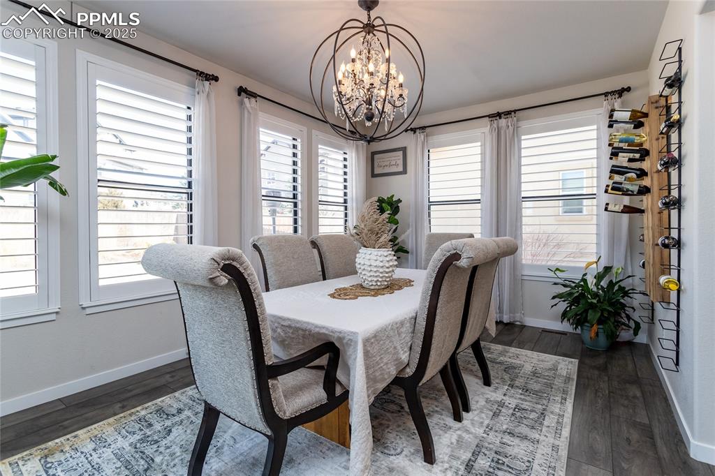 Image 23 of 50: Dining Area