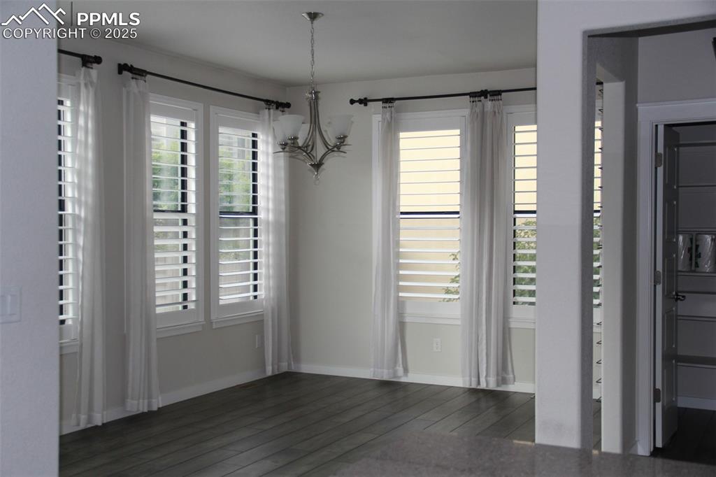 Image 25 of 50: Dining Area