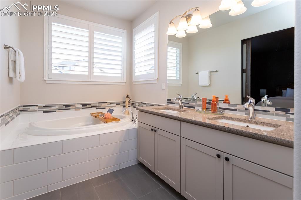 Image 28 of 50: Bathroom