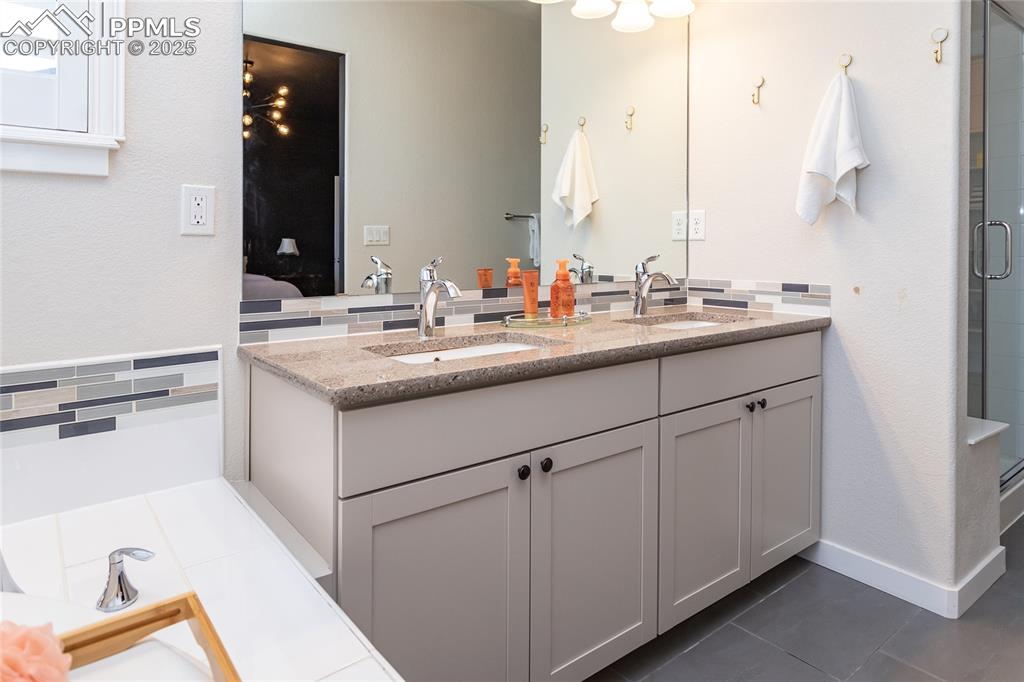 Image 29 of 50: Bathroom