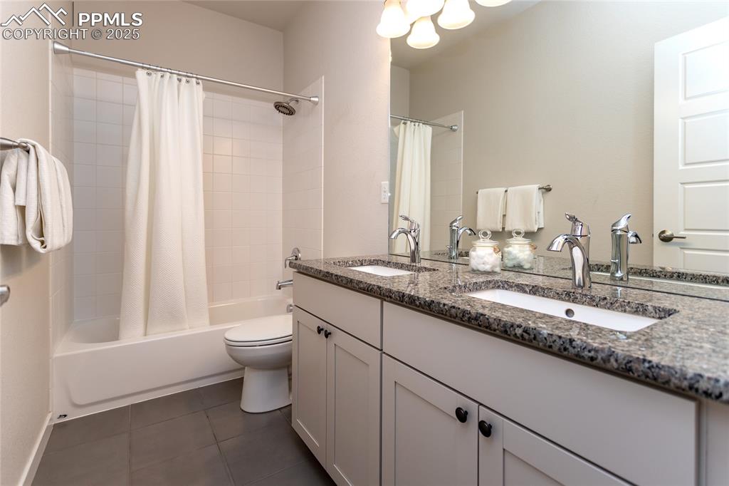 Image 35 of 50: Bathroom