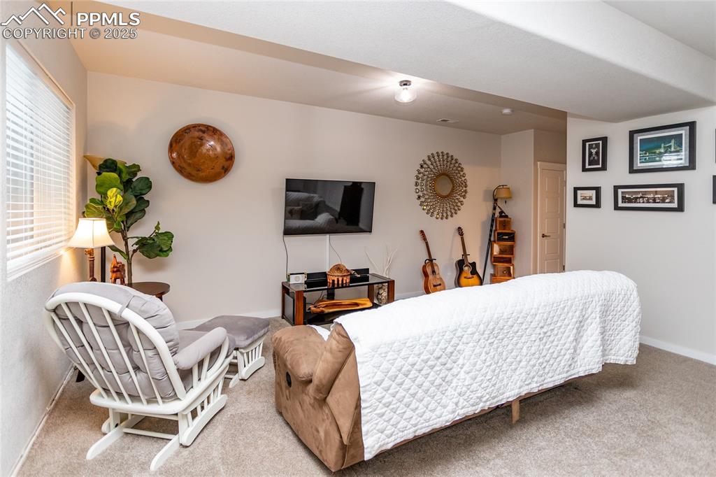 Image 45 of 50: Living Room