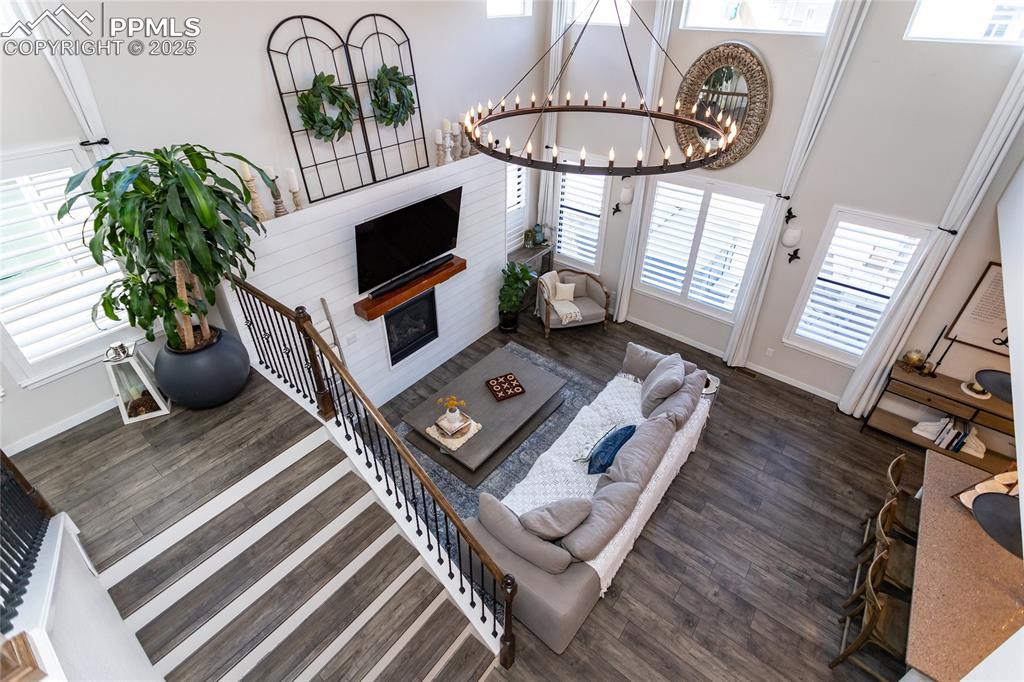 Image 8 of 50: Living Room