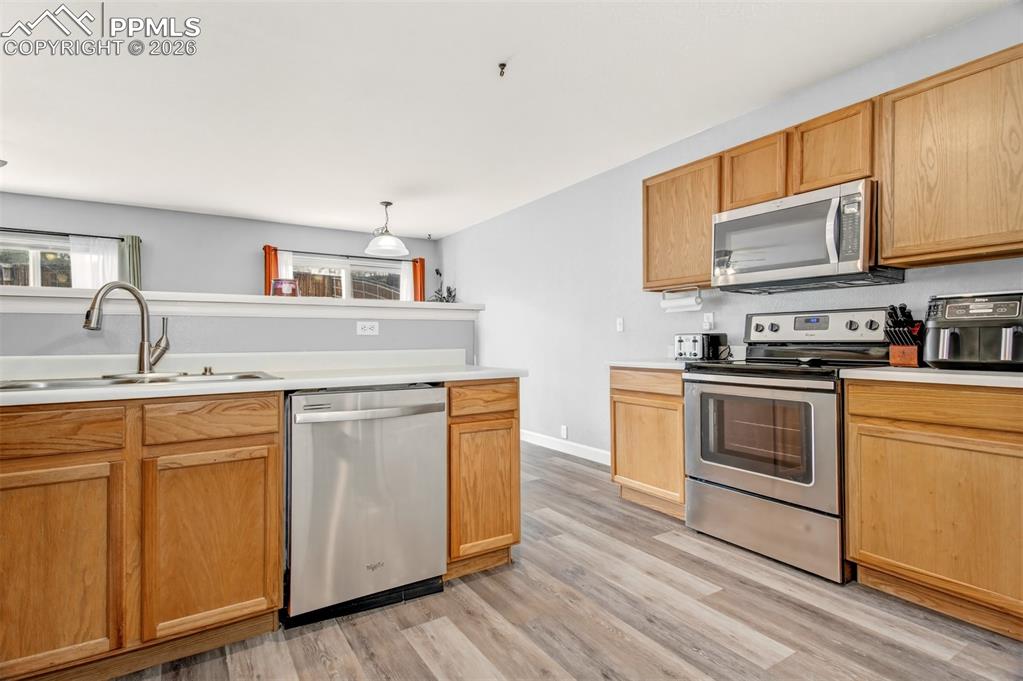 Image 11 of 25: Kitchen