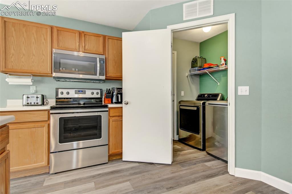 Image 12 of 25: Kitchen