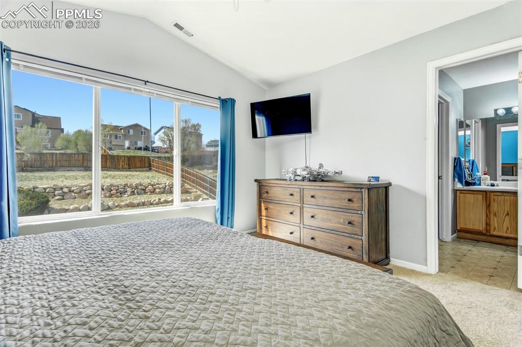 Image 17 of 25: Bedroom