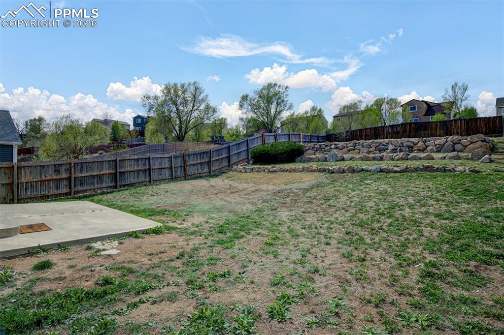 Image 23 of 25: Yard