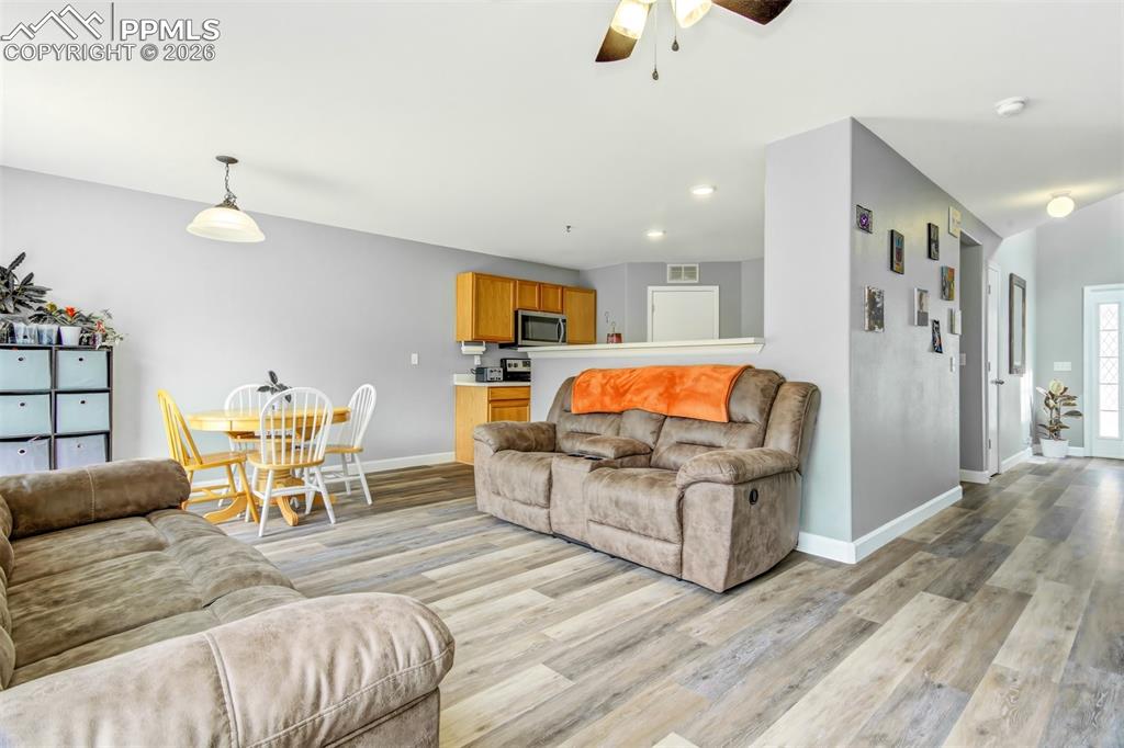 Image 7 of 25: Living Room