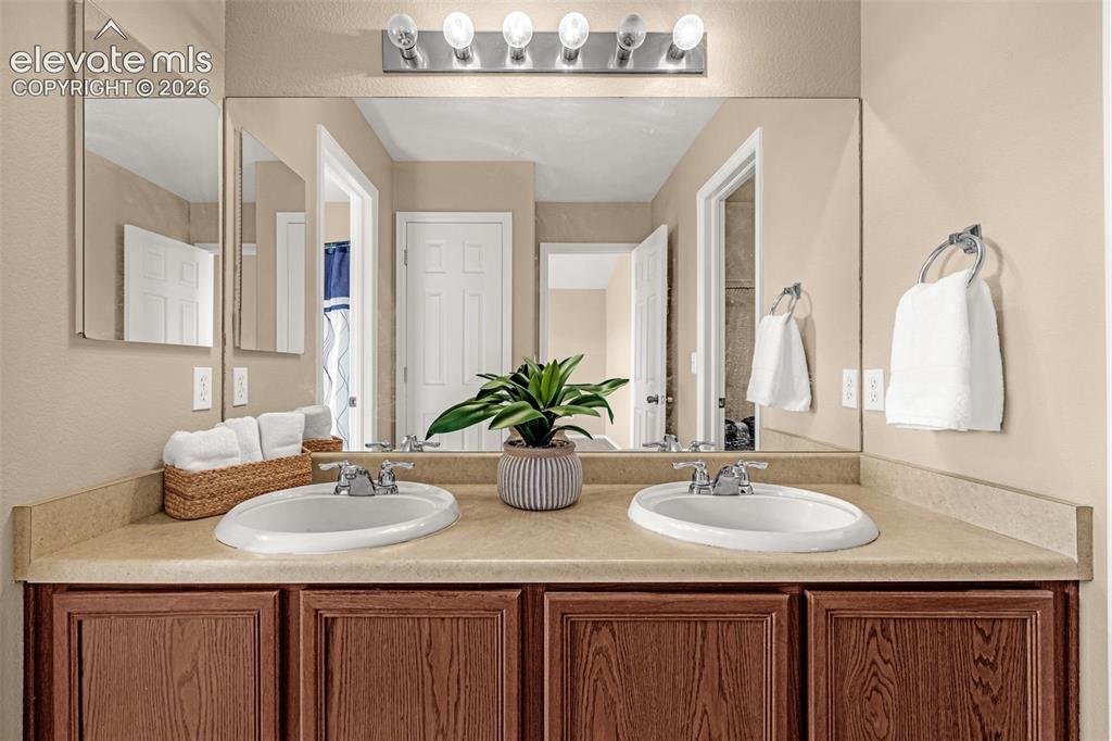 Image 20 of 26: Bathroom
