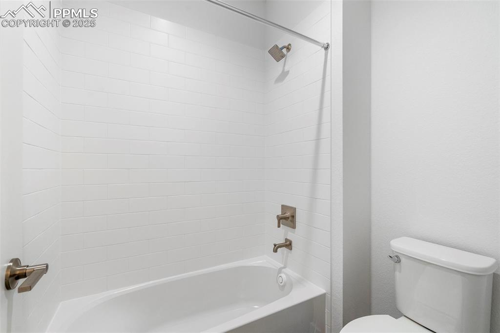 Image 31 of 37: Bathroom