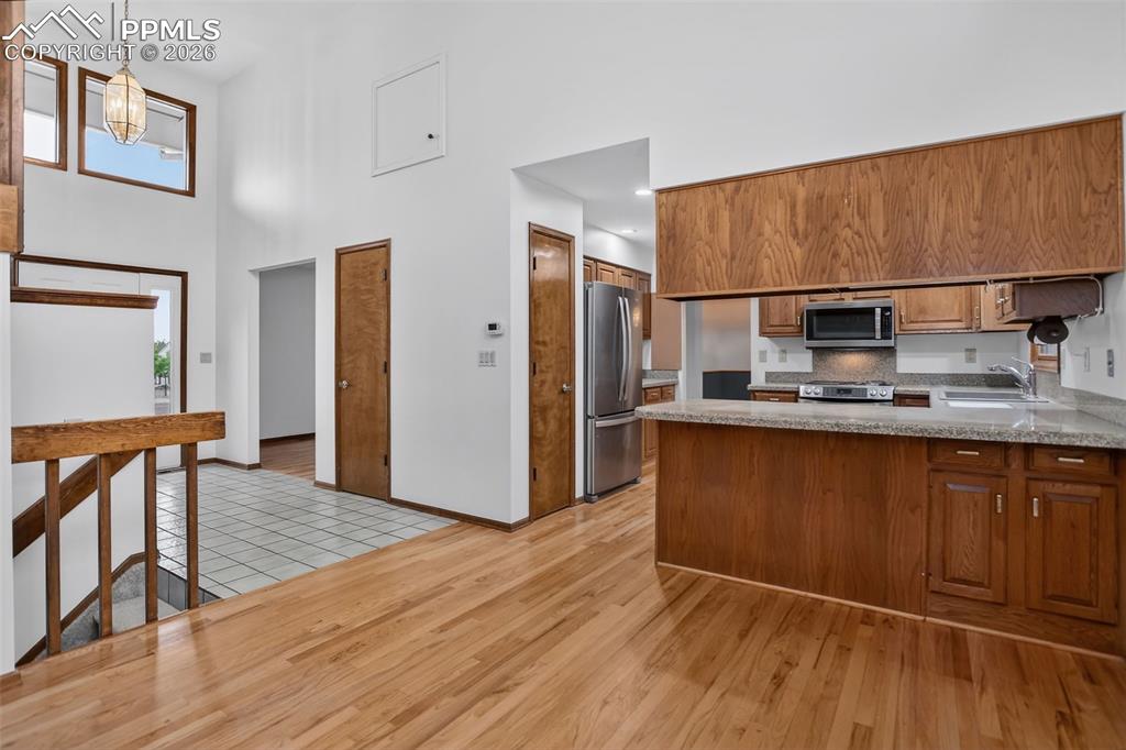 Image 10 of 49: Kitchen
