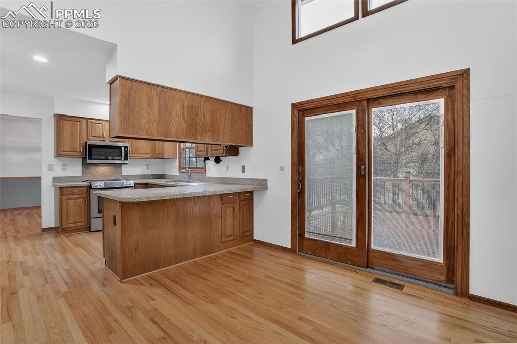 Image 11 of 49: Kitchen