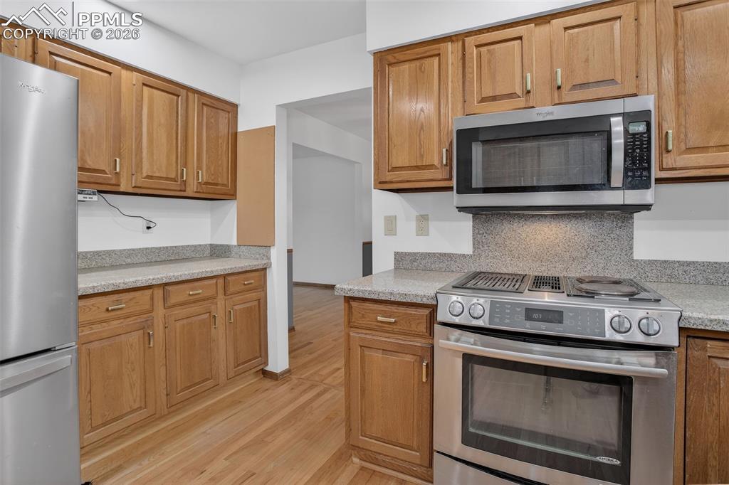 Image 14 of 49: Kitchen