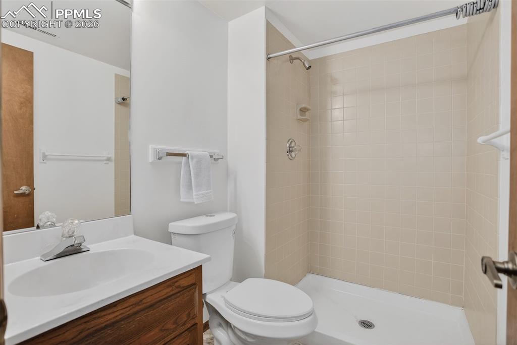 Image 16 of 49: Bathroom