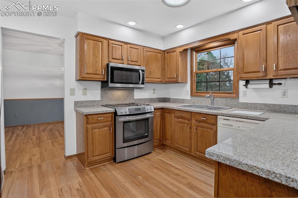 Image 4 of 49: Kitchen