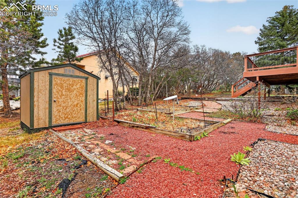 Image 6 of 49: Yard